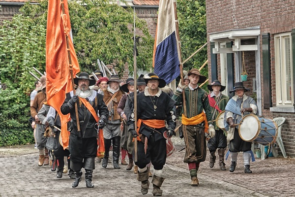 Optocht van re-enactors die de Slag om Stevensweert naspelen