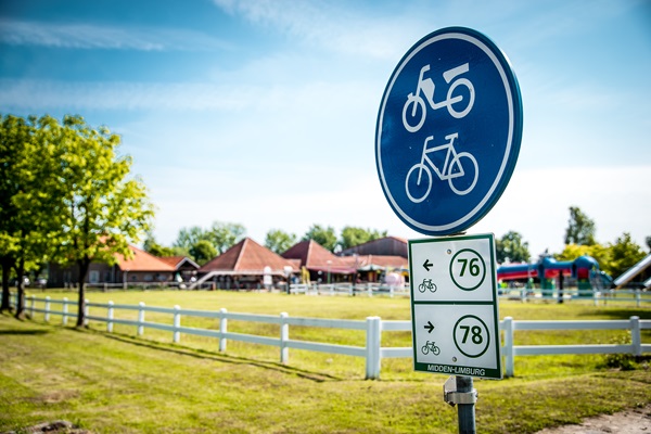Fietsbord met knooppuntenbordjes in de gemeente Weert