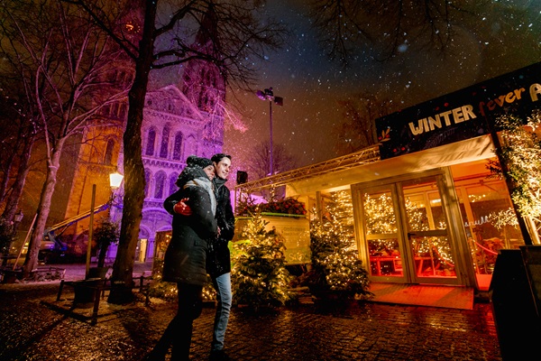 Stelletje staat voor het Munsterplein bij de Winter Fever Arena, een van de vele leuke kerstactiviteiten in Limburg
