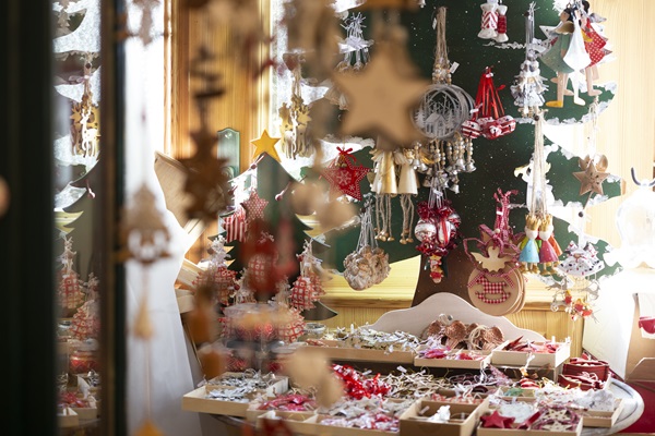 Kraampje met kerstspulletjes op de grootste indoor kerstmarkt van België