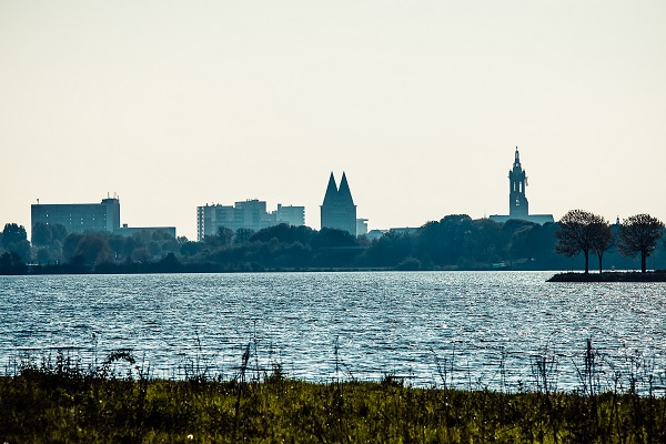 De Maasplassen bij Roermond met op de achtergrond de skyline van Roermond