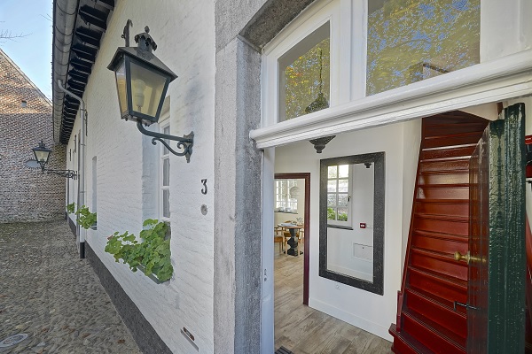 Die Tür des Hoffer-Hauses, in dem Sie während Ihres Besuchs in Thorn übernachten können, ist offen.