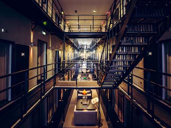 Interieur van Het Arresthuis in Roermond, een voormalige gevangenis en bijzondere locatie voor zakelijke bijeenkomsten.