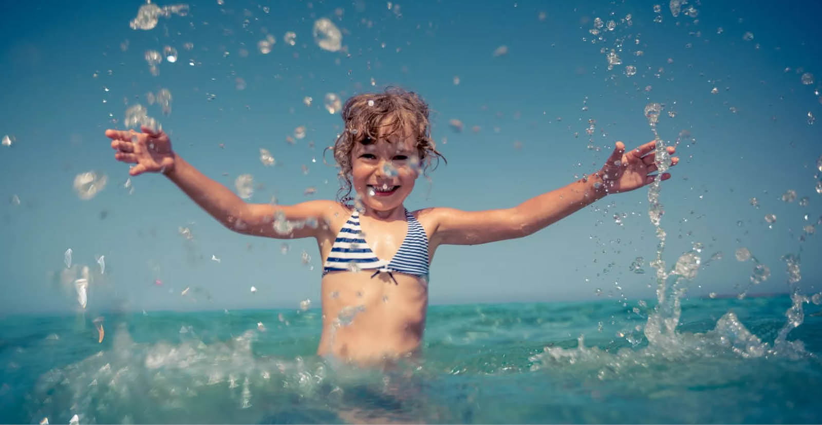 kind speelt in het water