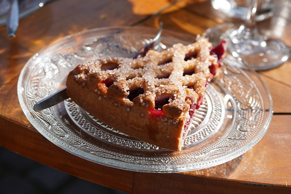 Kersenvlaai op een bordje