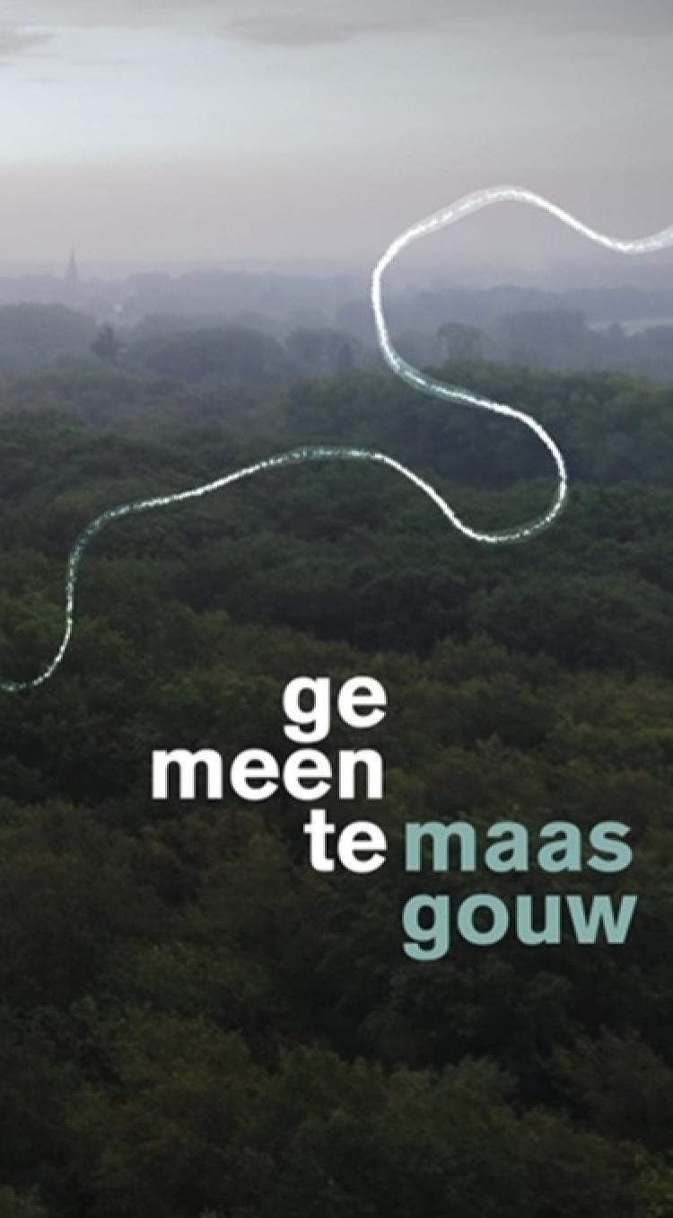 Droneshot van Maasgouw tijdens zonsopkomst met een groen bos op de voorgrond en de logo van gemeente Maasgouw in de afbeelding