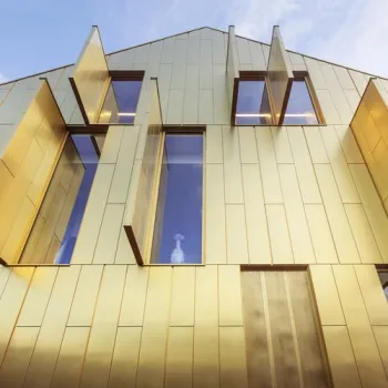 De gouden façade met de open luiken van Museum W in Weert.